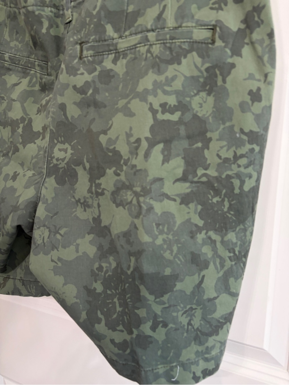 Great condition Lee women’s size 14 mid rise Green Camo Floral Shorts. So cool - Picture 4 of 13
